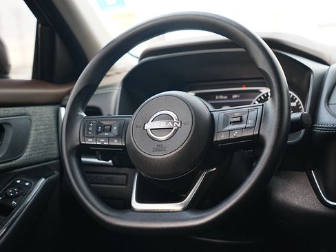 Used 2023 Nissan Rogue S image 18