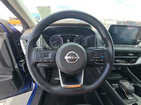 Used 2023 Nissan Rogue SV image 4