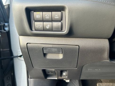Used 2026 Toyota Highlander Limited AWD/4WD image 16