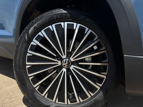 New 2025 Volkswagen Taos SE FWD image 11