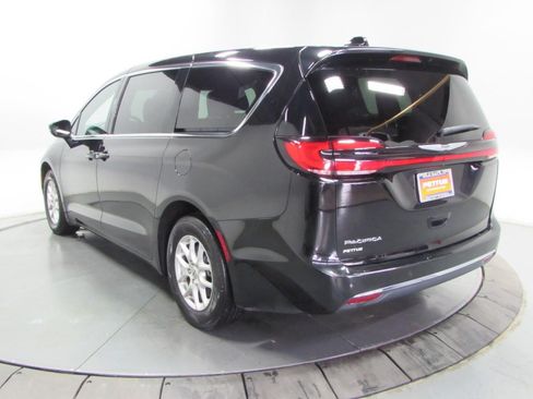 Used 2025 Chrysler Pacifica Select FWD image 5