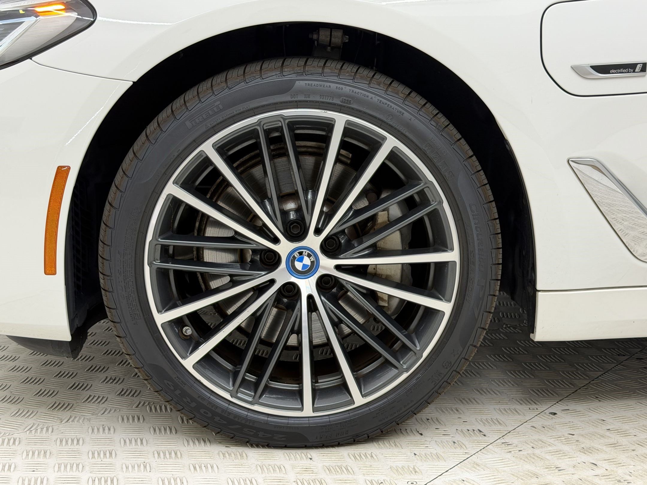 Certified 2023 BMW 530e w/ Convenience Package RWD image 13