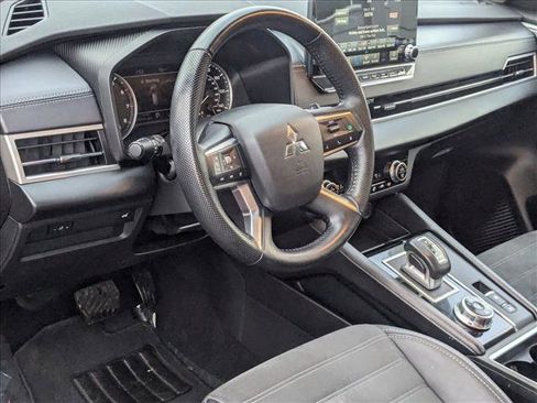 Used 2024 Mitsubishi Outlander SE image 10
