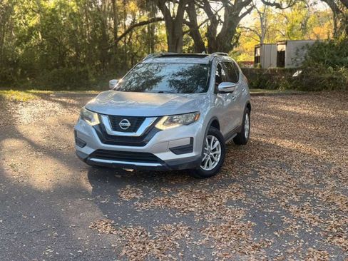 Used 2017 Nissan Rogue SV image 1