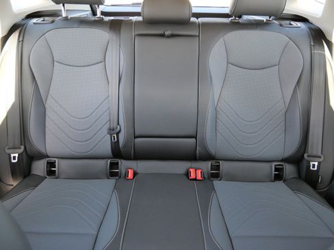 Certified 2025 Volkswagen Tiguan SE image 13