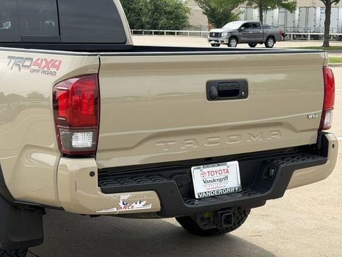 Used 2019 Toyota Tacoma TRD Off-Road w/ Technology Package AWD/4WD image 6