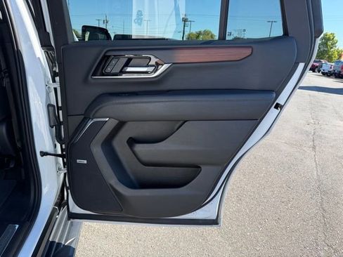 Used 2025 GMC Yukon Denali AWD/4WD image 11