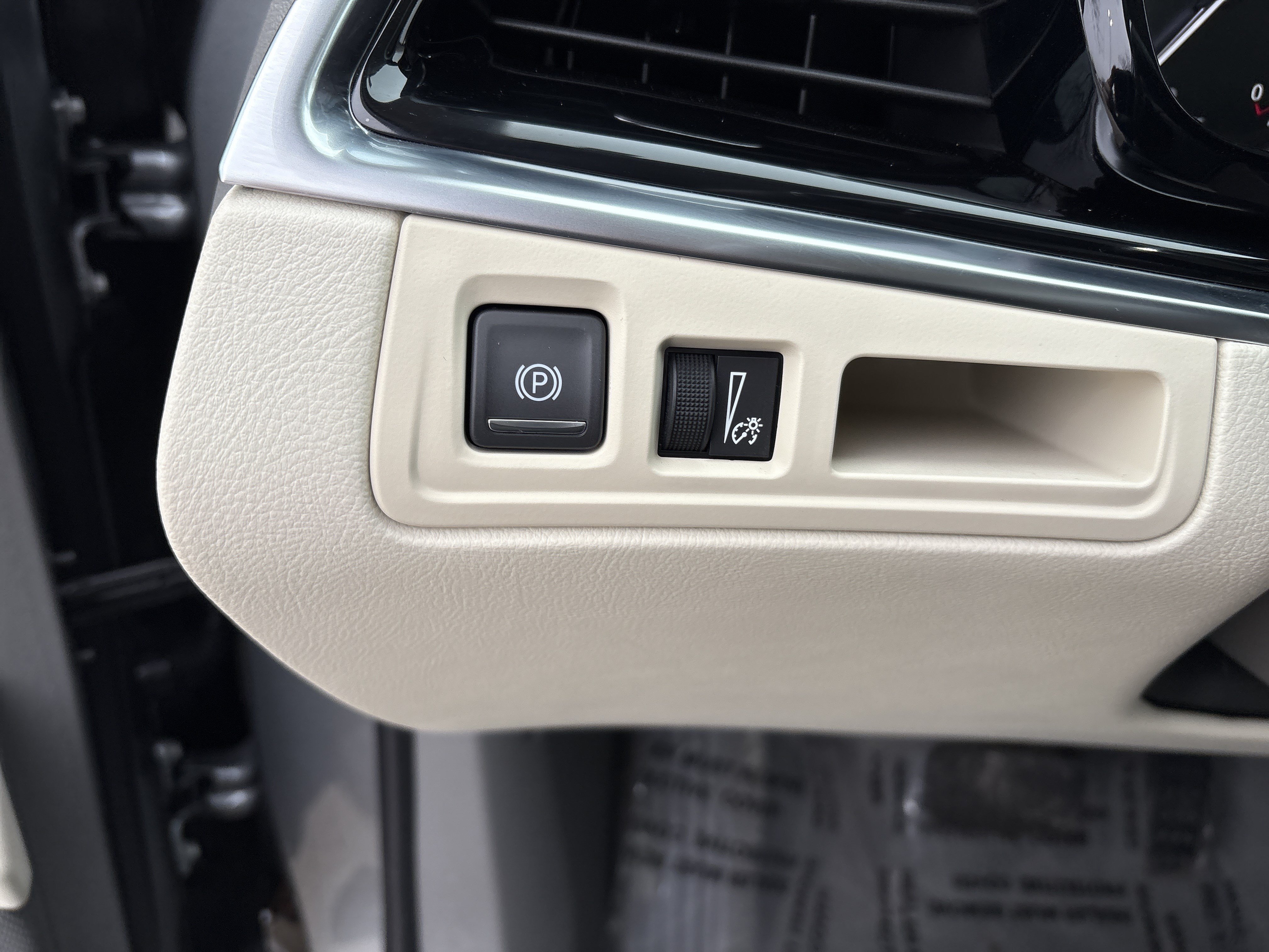Used 2024 Cadillac XT6 Premium Luxury w/ LPO, Floor Liner Package AWD/4WD image 25