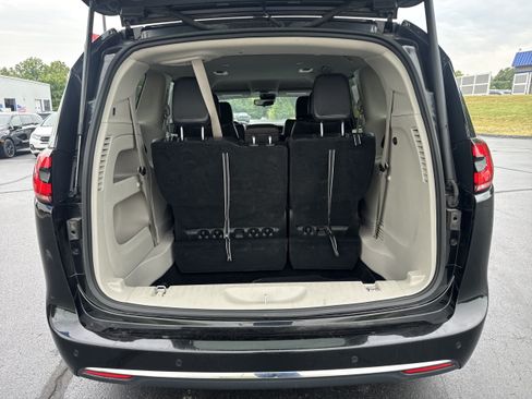 Used 2023 Chrysler Pacifica Touring-L FWD image 10