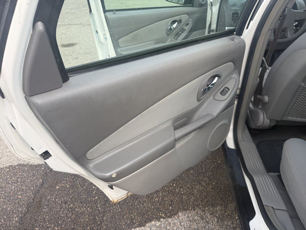 Used 2005 Chevrolet Malibu LS FWD image 13