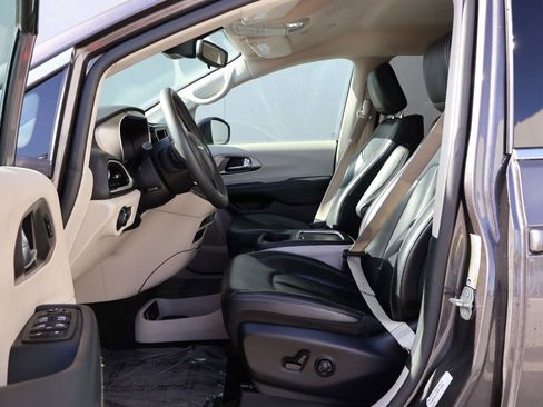 Used 2023 Chrysler Pacifica Touring-L FWD image 8