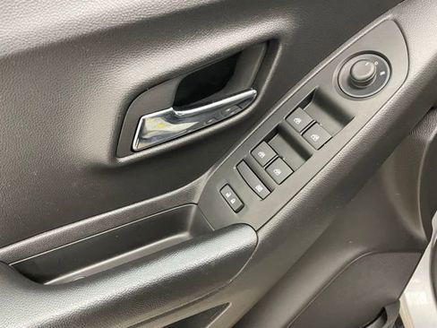 Certified 2022 Chevrolet Trax LT w/ LT Convenience Package image 7