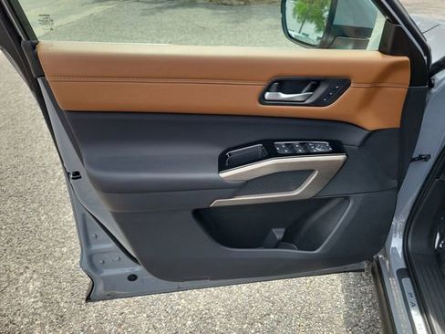 Used 2025 Nissan Pathfinder Platinum FWD image 10