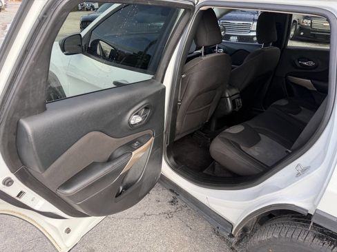 Used 2017 Jeep Cherokee Sport image 13