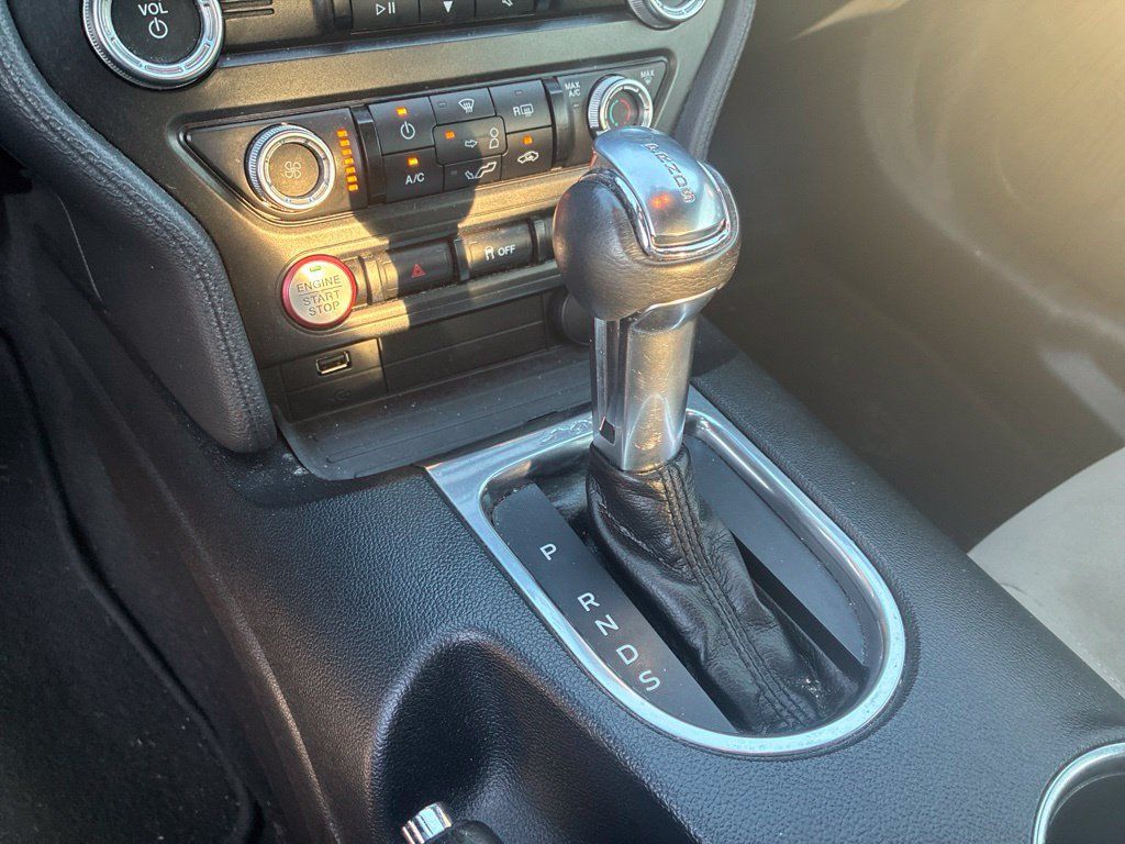 Used 2019 Ford Mustang Convertible w/ Black Accent Package RWD image 28