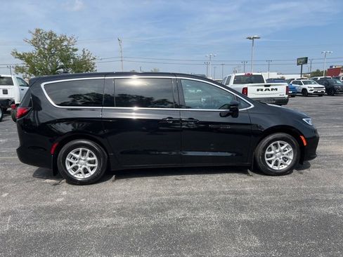 New 2026 Chrysler Pacifica Select image 7