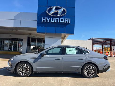 Used 2025 Hyundai Sonata Limited FWD image 1