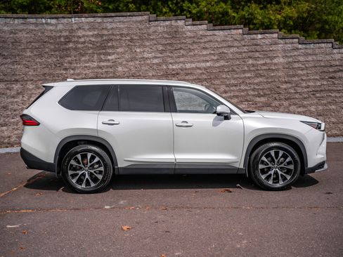 Used 2025 Toyota Grand Highlander AWD Hybrid image 4