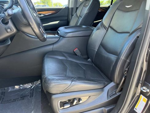 Used 2019 Cadillac Escalade ESV Luxury AWD/4WD image 24