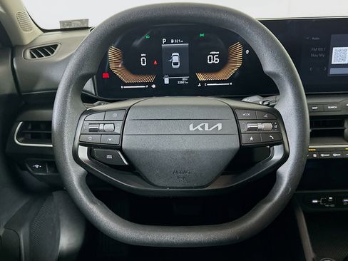 Used 2025 Kia K4 LXS image 18