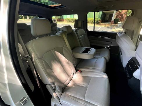 Used 2024 Jeep Wagoneer 4WD w/ Premium Group I image 17