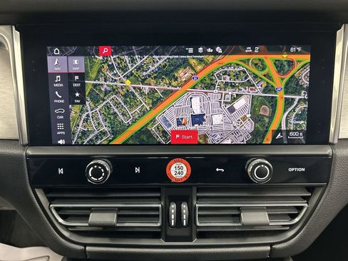 Certified 2025 Porsche Macan Base image 17