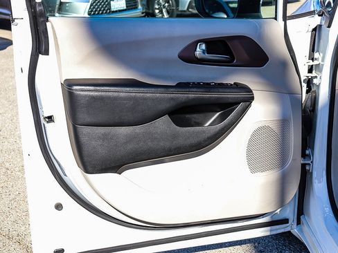 Used 2022 Chrysler Voyager LX image 21