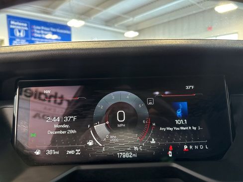 Used 2025 GMC Acadia Elevation image 12