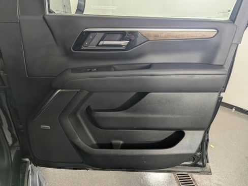 Used 2025 Chevrolet Suburban High Country image 22