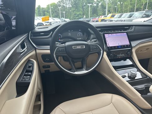 Used 2024 Jeep Grand Cherokee Limited AWD/4WD image 25