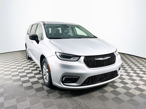 Certified 2024 Chrysler Pacifica Touring-L image 2