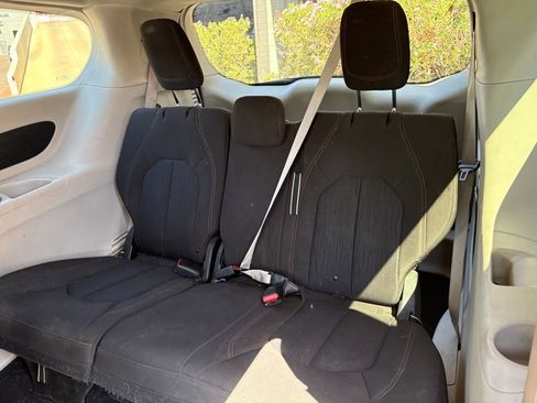 Used 2017 Chrysler Pacifica Touring FWD image 10