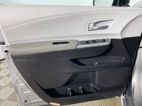 Certified 2025 Toyota Sienna XLE FWD image 23