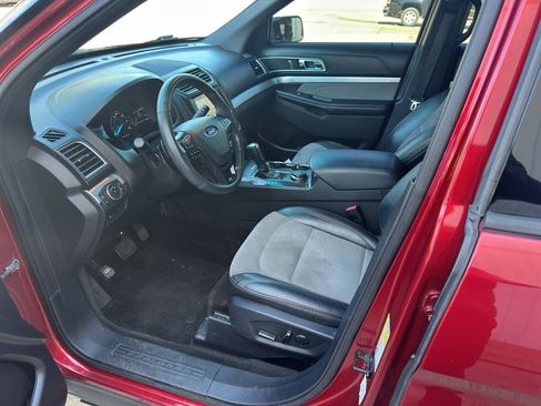 Used 2017 Ford Explorer XLT w/ Equipment Group 202A image 2