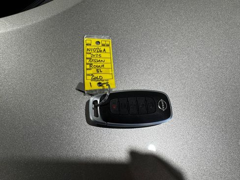 Used 2025 Nissan Rogue SL AWD/4WD image 38