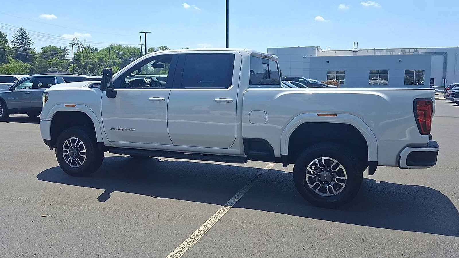Used 2022 GMC Sierra 2500 AT4 w/ AT4 Preferred Package AWD/4WD image 8