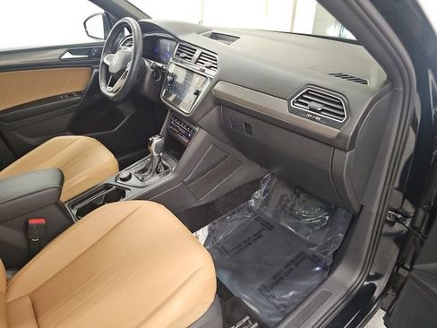 Used 2023 Volkswagen Tiguan SE w/ Panoramic Sunroof Package image 35