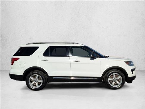 Used 2019 Ford Explorer XLT image 4