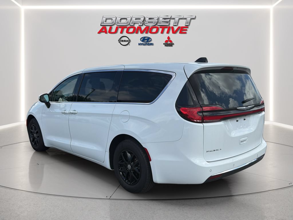 Used 2023 Chrysler Pacifica Touring-L FWD image 8