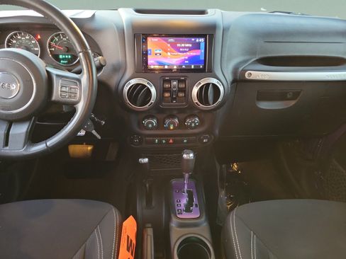 Used 2017 Jeep Wrangler Unlimited Sahara AWD/4WD image 9