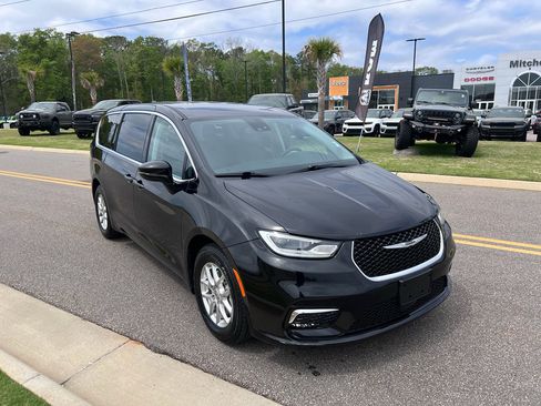 Used 2024 Chrysler Pacifica Touring-L image 1