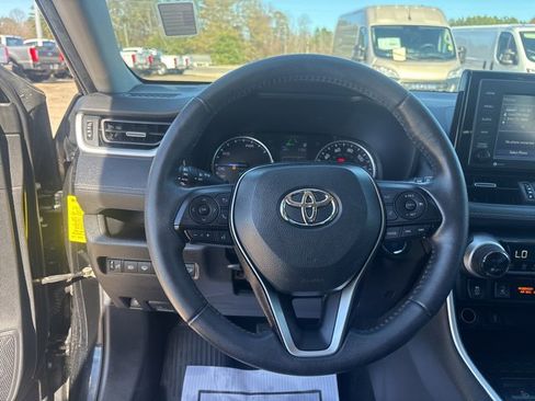 Used 2021 Toyota RAV4 XLE Premium image 20