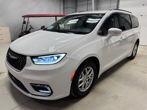 Used 2022 Chrysler Pacifica Touring-L w/ Uconnect Theater Family Group image 3