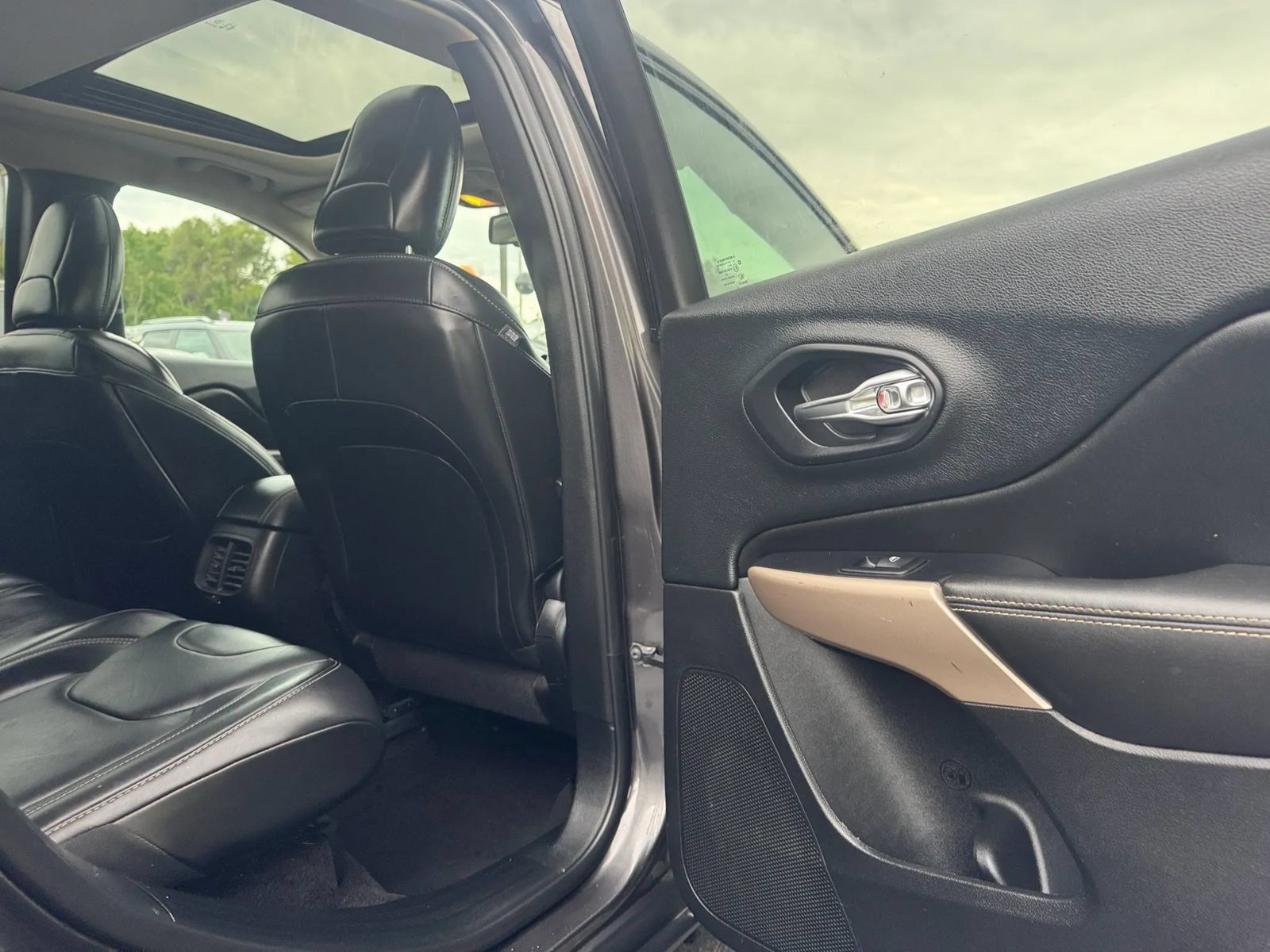 Used 2017 Jeep Cherokee High Altitude AWD/4WD image 17