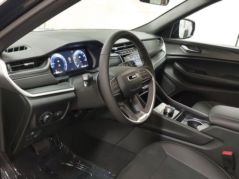 New 2025 Jeep Grand Cherokee Altitude image 17