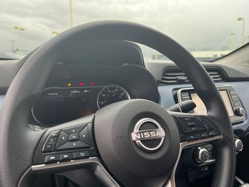 Used 2025 Nissan Versa SV image 25