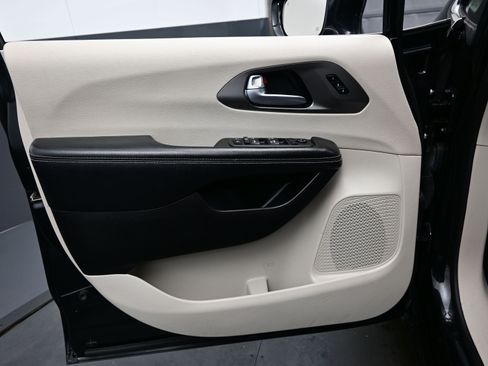 Used 2022 Chrysler Pacifica Touring-L FWD image 9
