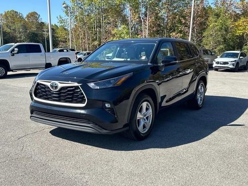 Used 2024 Toyota Highlander LE image 8