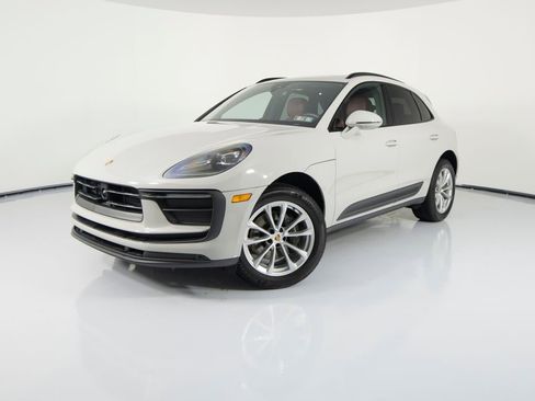 Certified 2025 Porsche Macan AWD/4WD image 1