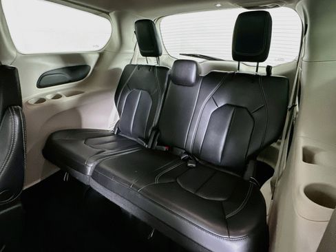 Used 2023 Chrysler Pacifica Touring-L AWD/4WD image 27